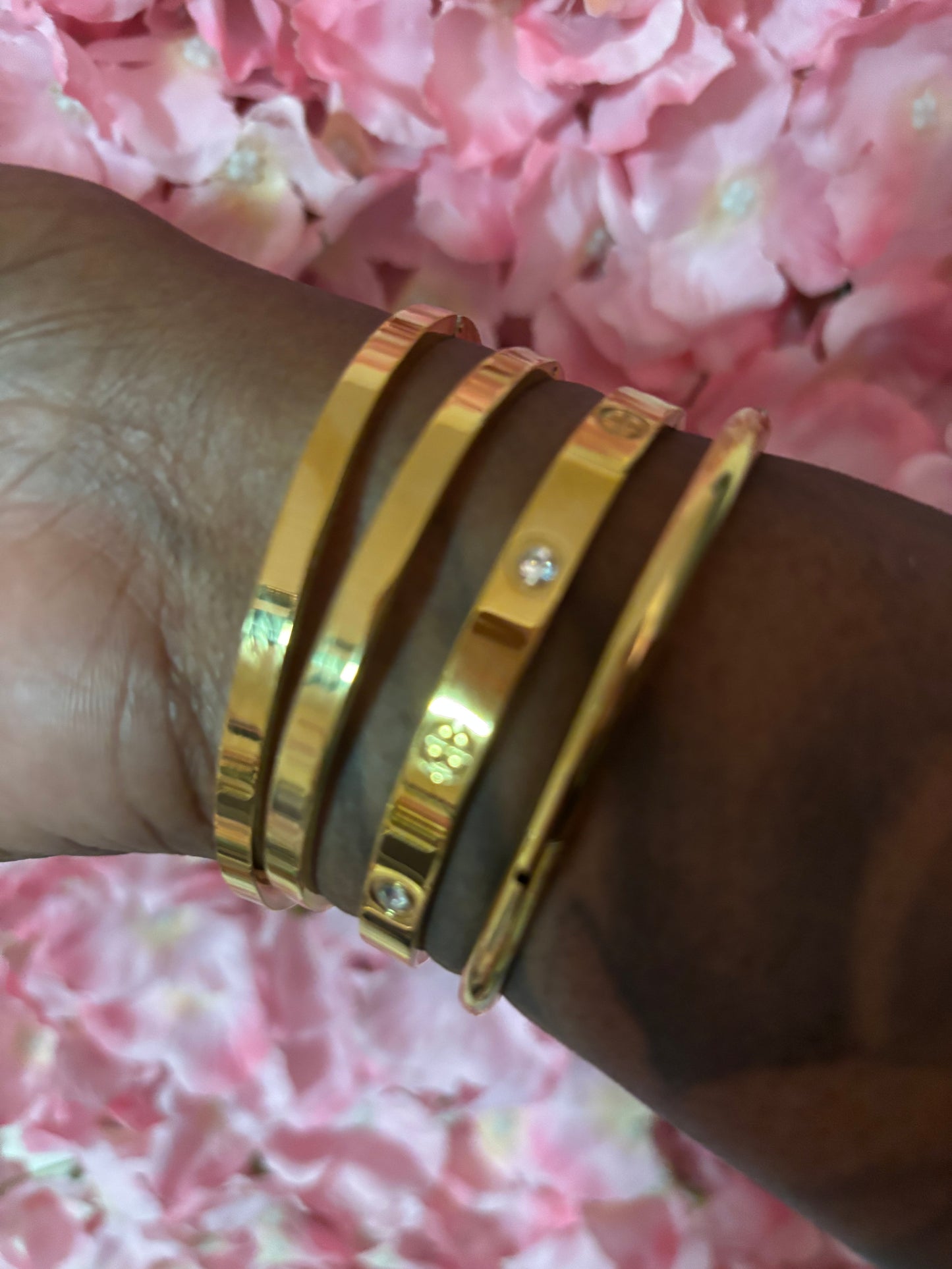 “Luxurious” Gold Bangle Bracelets(1pc.)