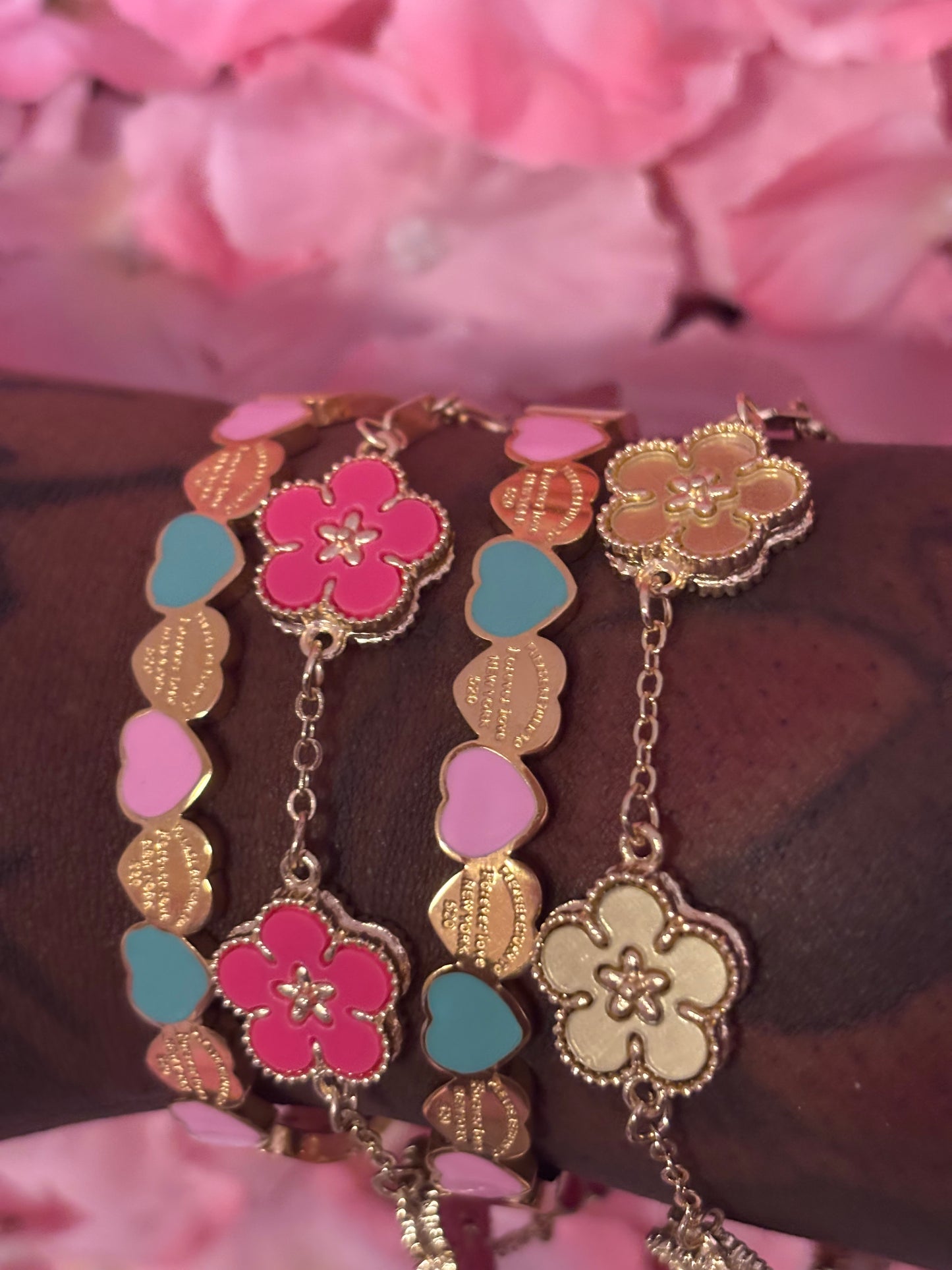 “Luxury” Gold Flower/Sweetheart Bracelets(1pc.)